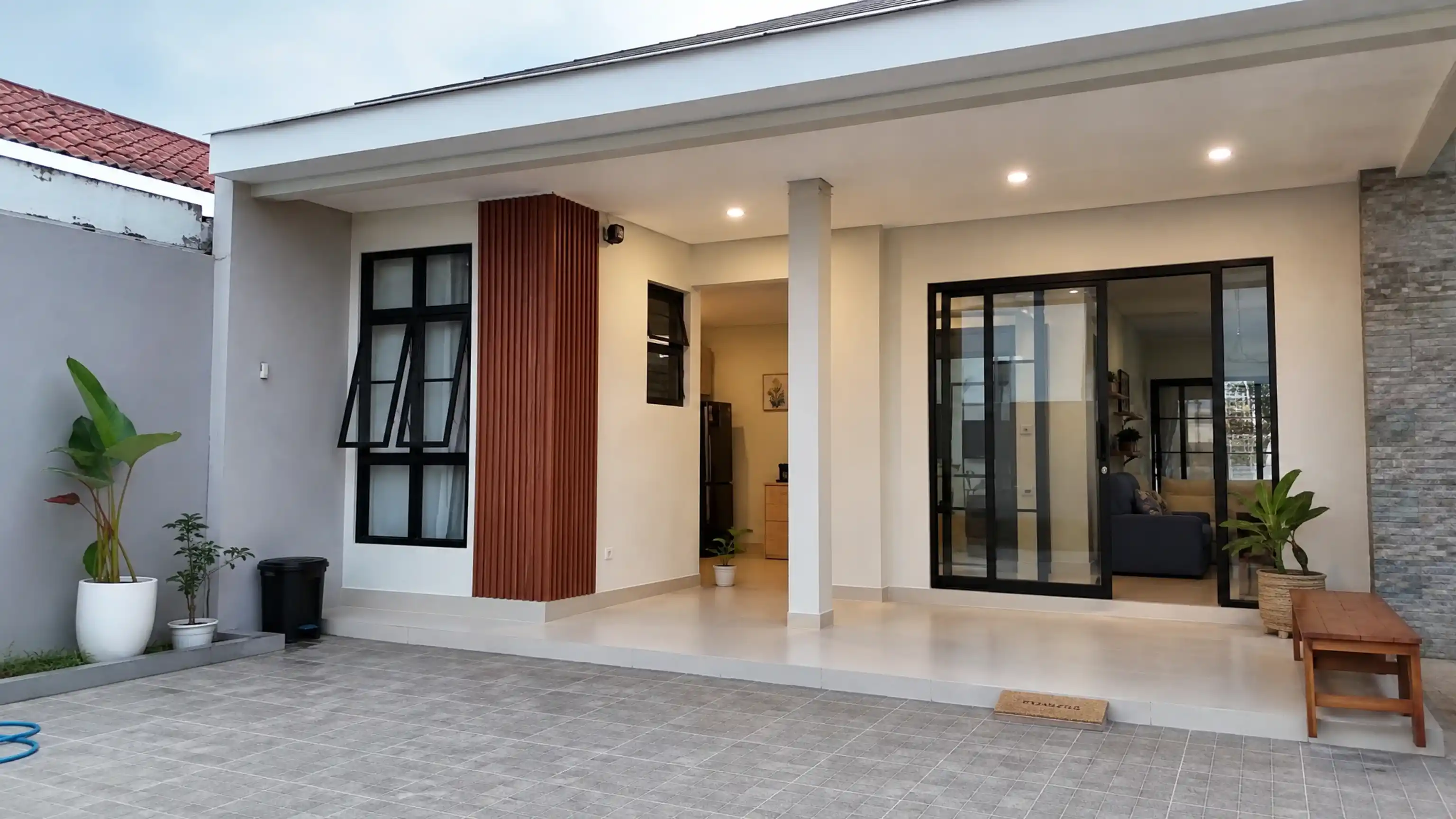 Kanopi carport terpasang rapi hasil pengerjaan Pola Renovasi