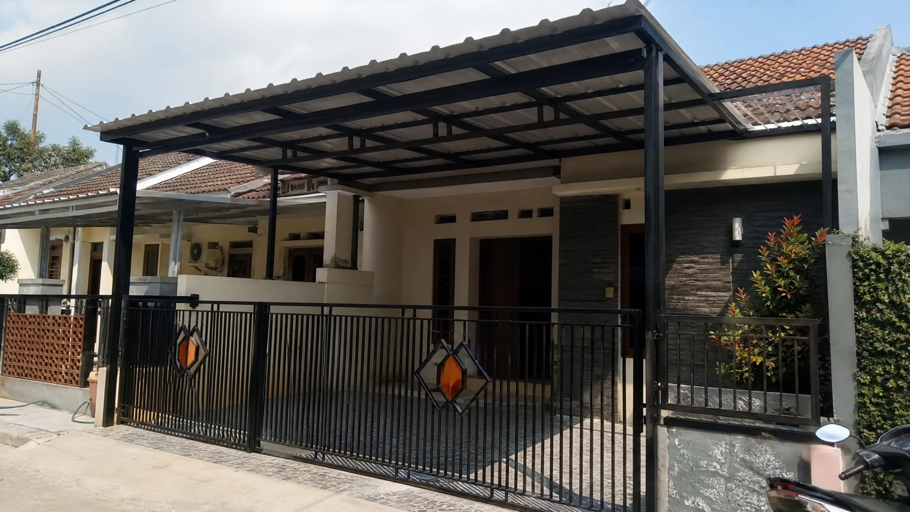 Kanopi carport atau teras, terpasang rapi — hasil pengerjaan Pola Renovasi