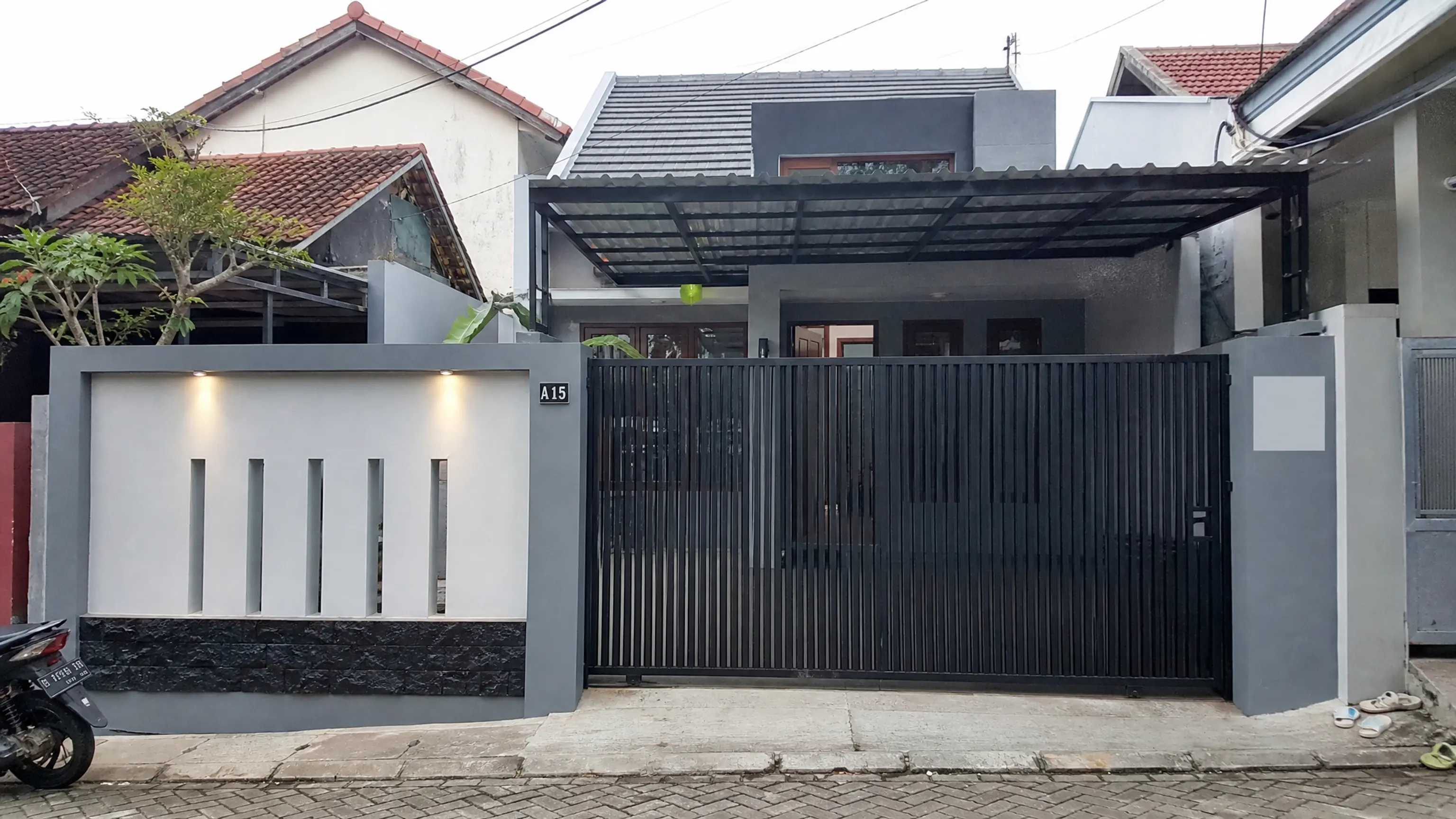 Pagar depan rumah, model dan tinggi sesuai permintaan — hasil pengerjaan Pola Renovasi