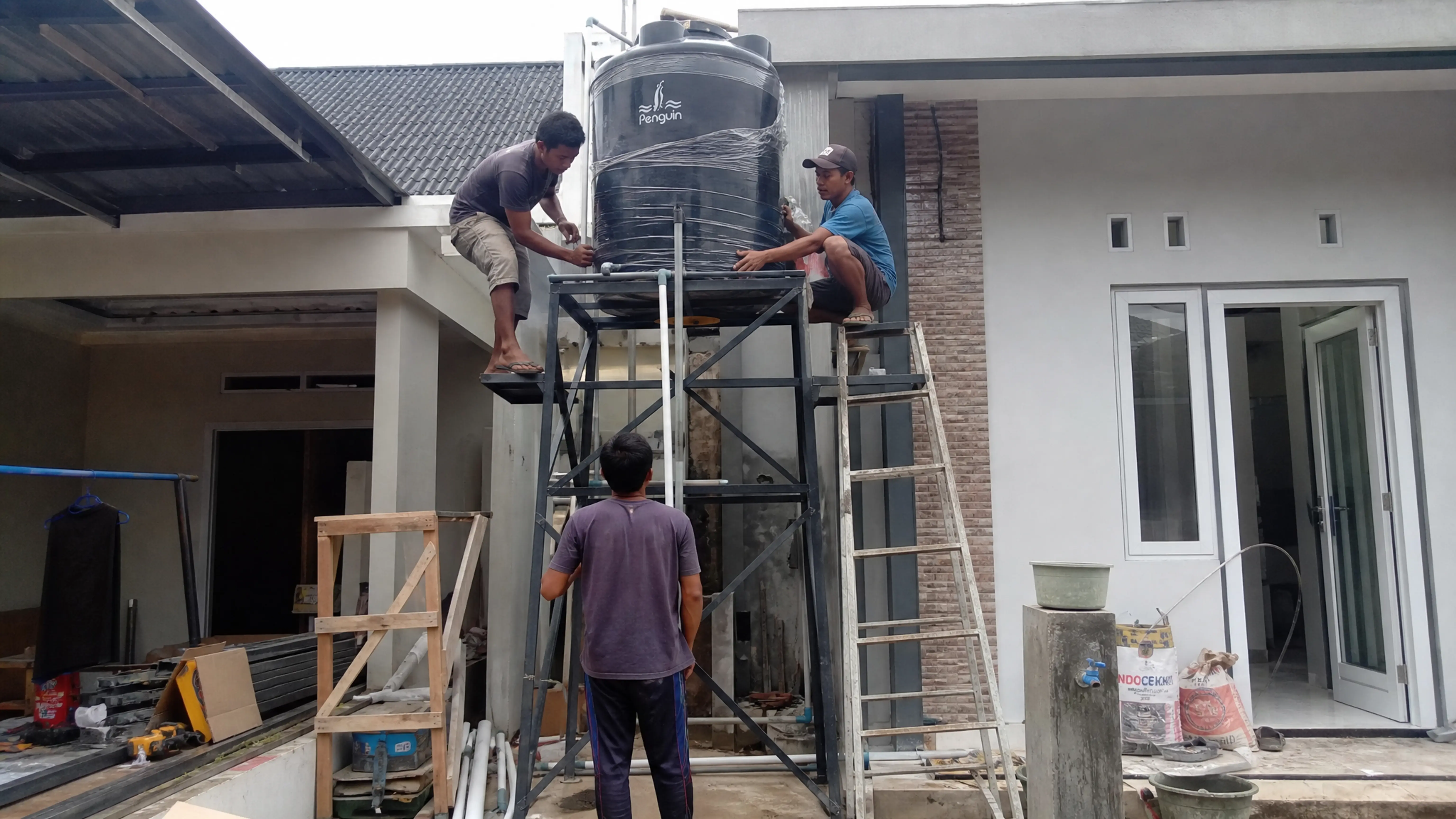 Tiang toren berikut instalasi air bersihnya — hasil pengerjaan Pola Renovasi