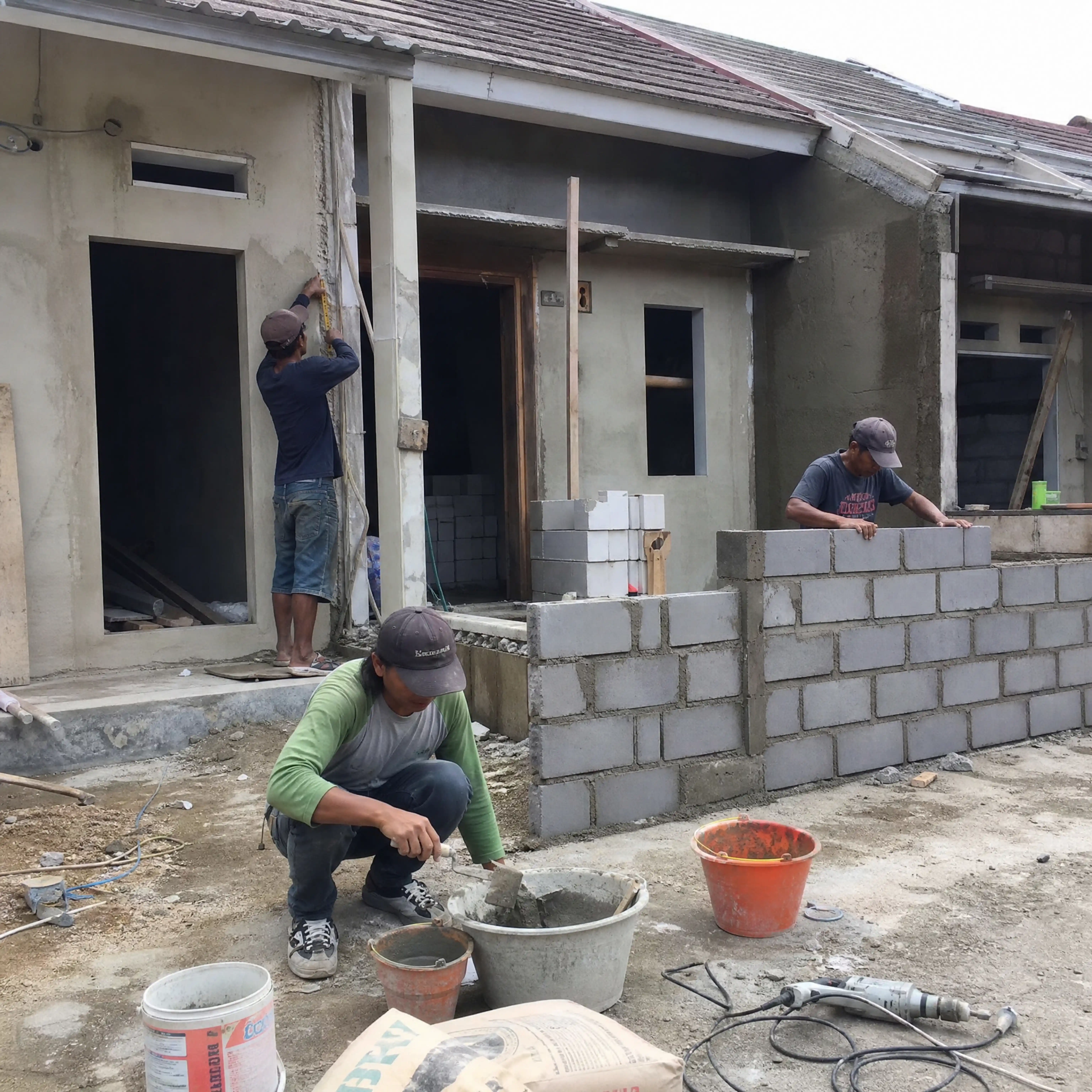Proses pengerjaan renovasi di lokasi